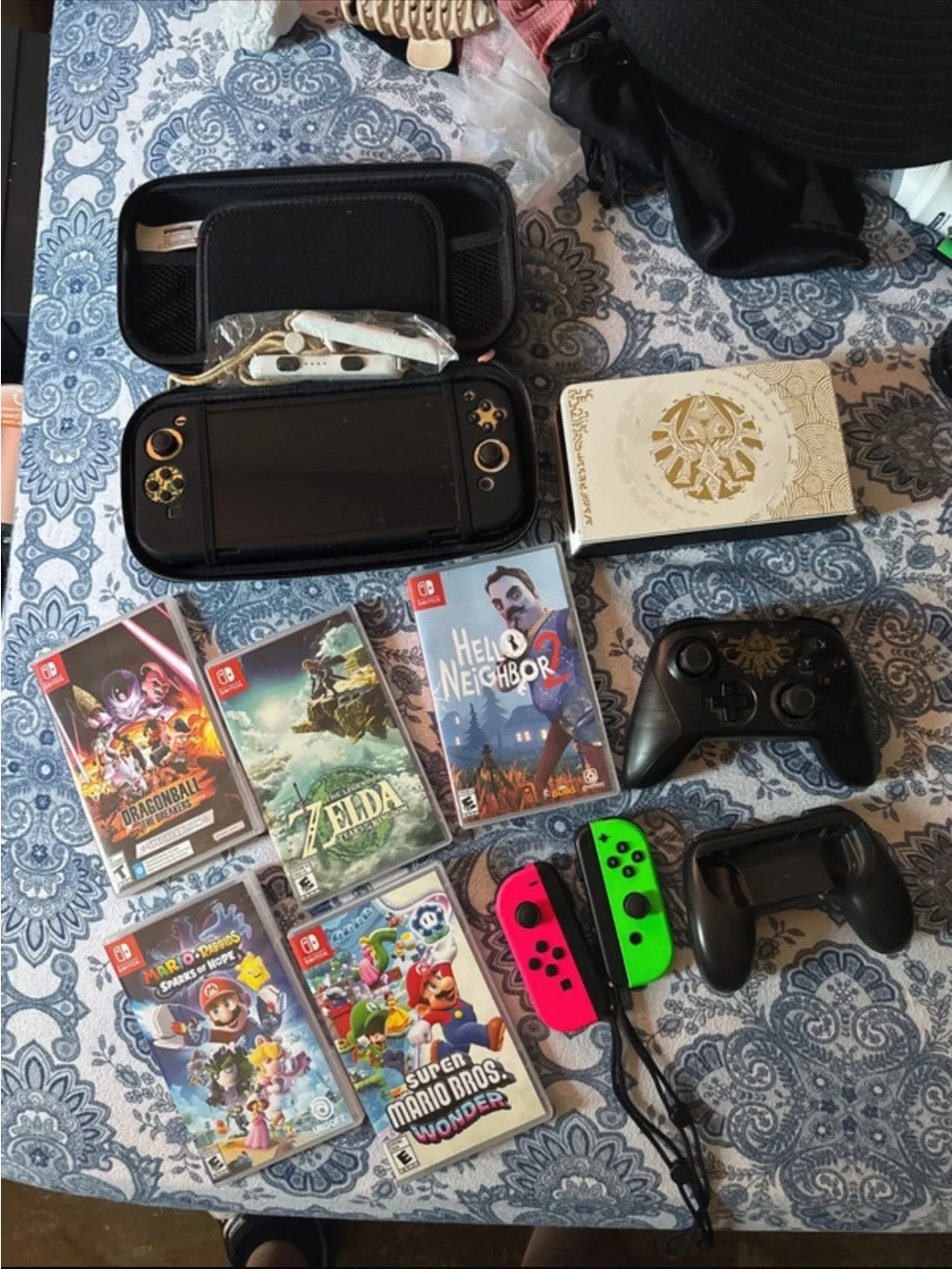 Limited edition Zelda switch bundle no pink/green joycons. hello neighbor/ break